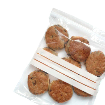 Busta trasparente con tre barre bianche e zip piena di biscotti